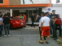 La víctima terminó por chocar su auto contra una finca y terminó dentro de la cochera