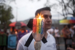 Activistas participan en una acciòn de solidaridad con las vìctimas en el tiroteo en la discoteca Pulse
