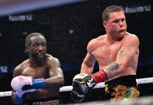 Terence Crawford sacude a Canelo Alvarez con un golpe de zurda durante su aplastante triunfo por decisión para obtener el título indiscutible de los supermedianos.