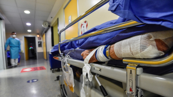 Un paciente con covid-19 espera en la sala de emergencias de un hospital en Lodi, Italia, el 13 de noviembre de 2020.