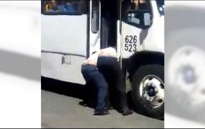 El video muestra que los pasajeros sólo esperan a que los choferes terminen de golpearse.