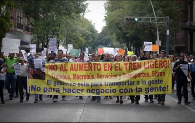 En la protesta, la presencia de carteles y pancartas, así como cánticos como "¡fuera, Alfaro!", no se hicieron esperar.