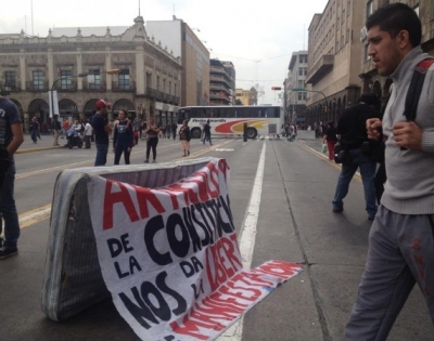 Normalistas de Atequiza realizan protesta durante 5 horas para exigir mejor mobiliario