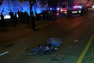 El vehículo que arrolló al hombre era conducido por una mujer quien fue detenida posteriormente por policías de Guadalajara (Henry Saldaña)