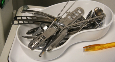 Un británico se opera a sí mismo, cansado de listas de espera