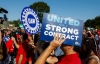 Trabajadores de los tres grandes fabricantes de automóviles se declaran en huelga por primera vez en la historia