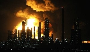 Yemeníes atacan por primera vez instalaciones petrolíferas saudíes