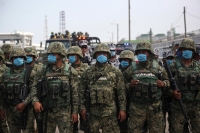 Soldados custodian la entrada del complejo Pajaritos después de la explosión.