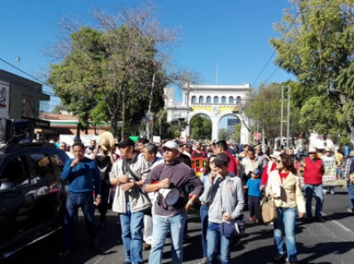 Manifestantes solicitan a las autoridades estatales que den reversa a los cobros de impuestos para no afectar más sus bolsillos.