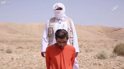 El Estado Islámico difundió el video de su última barbarie: aplastó con un tanque a un rehén