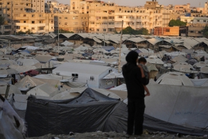 Un campamento de tiendas de campaña para palestinos desplazados se extiende a lo largo de la ciudad de Gaza, el 3 de agosto de 2025.