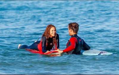 ¿Hay amor? Captan a Shakira con su profesor de surf en playas de España