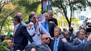 El presidente de Colombia, Gustavo Petro, protesta contra el "genocidio" de Israel contra Palestina, desde las calles de Nueva York, EE.UU.