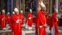 Cardenales en la Basílica de San Pedro durante la sexta misa novendial en homenaje a Francisco. Vaticano, 1 de mayo de 2025.