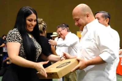 Detectan presunto sobreprecio de hasta 200% en compra de laptops para maestros durante gobierno de Alfaro en Jalisco