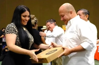 Detectan presunto sobreprecio de hasta 200% en compra de laptops para maestros durante gobierno de Alfaro en Jalisco