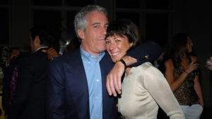 &quot;Ella lo sabe todo&quot;: Por qué ahora Ghislaine Maxwell podría revelar secretos del caso Epstein