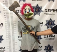 Menor disfrazado de payaso es detenido en Mexicali por intimidar a ciudadanos con un hacha