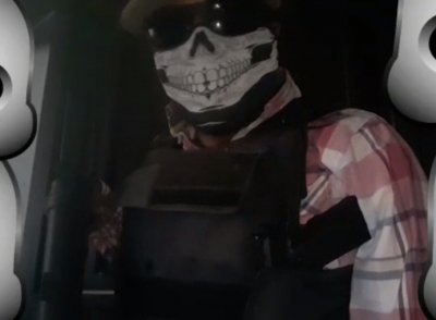 La amenaza proviene de un sujeto con el rostro cubierto con una máscara de calavera.