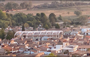 El Polideportivo Multifuncional viola las reglas sobre materiales y de altura máxima.