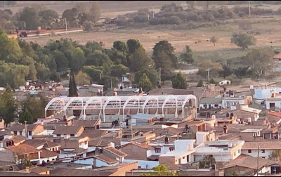 El Polideportivo Multifuncional viola las reglas sobre materiales y de altura máxima. 