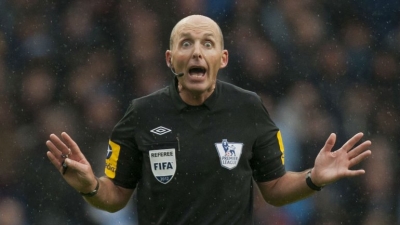 Mike Dean, el árbitro que festeja los goles del Tottenham.