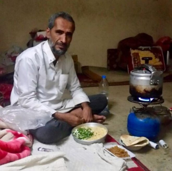 Abdullah al-Ibbi perdió tres generaciones de su familia en un ataque áereo ocurrido en 2015.