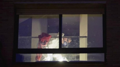 Agentes de seguridad en la vivienda de Girona donde fue hallado el niño muerto