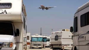 Los empleados han construido una pequeña comunidad en el aeropuerto internacional de Los Ángeles.