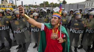 Un manifestante ante policías antidisturbios durante una marcha contra la presidenta Dina Boluarte. Lima, Perú, 17 de enero de 2023.