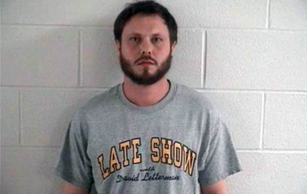Maestro de Ohio graba en secreto a niños de kínder en el baño