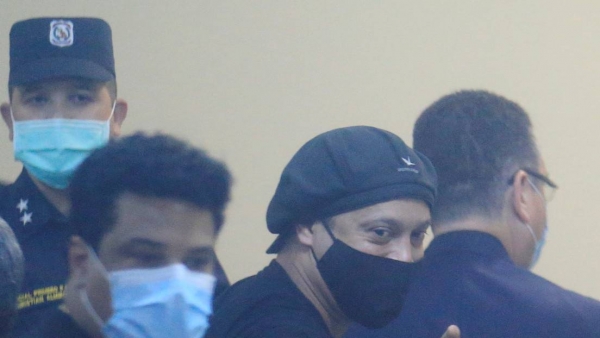 Ronaldinho es visto luego de la audiencia en la que le otorgaron su libertad en Asunción, Paraguay, el 24 de agosto de 2020.