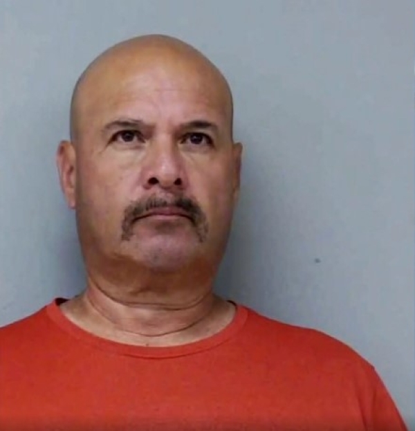 Acusan a un exfuncionario de prisiones latino de California de abusar de 13 presas
