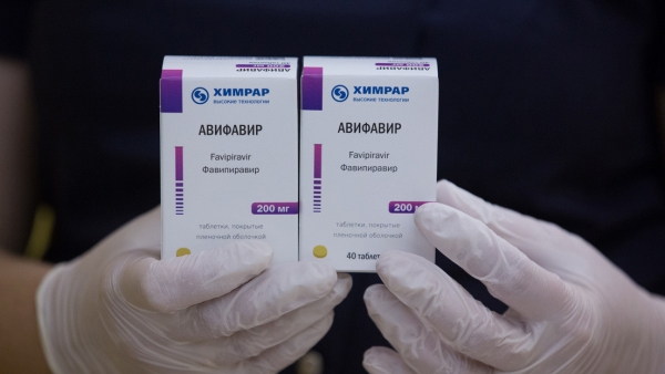 Comprimidos del medicamento antiviral Avifavir para el tratamiento de covid-19. 