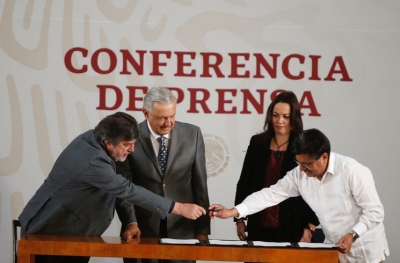 presidente Andrés Manuel López Obrador encabezó la forma de la convocatoria para la coLa consulta ciudadana hacia la construcción del Tren Maya. Participaron Rogelio Jiménez, titular del Fonatur; Diana Álvarez, subsecretaria de Desarrollo Democrático de la SG, y Adelfo Regino, director del INPI.