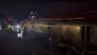 10 muertos y decenas de heridos tras descarrilar dos trenes de alta velocidad en España