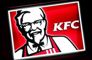 Un letrero luminoso se encuentra encima de una tienda de KFC en el suburbio de Villawood en Sydney el 27 de abril de 2012