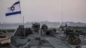 Tanques israelíes se mueven cerca de la frontera con Gaza.