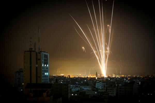 Cohetes en el cielo nocturno disparados hacia Israel desde Beit Lahia en el norte de la Franja de Gaza