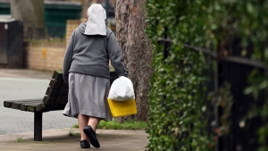 'Con las manos en la masa': una monja de 78 años, sorprendida robando en un supermercado (VIDEO)