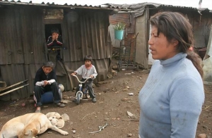 La familia Hernández, fuera de su casa en el paraje de La Mora, Milpa Alta, cerca de la Ciudad de México.