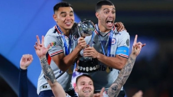 El capitán cumplió la promesa de Erik Lira, quedarse fuera de la concentración de México para alzar el décimo título con Cruz Azul.
