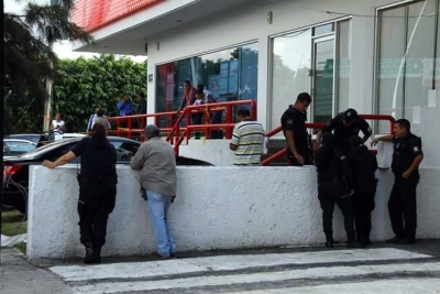 El primer caso se registró cerca de las 14:00 horas afuera de un Banorte situado en Lázaro Cárdenas y Fernando de Alba.