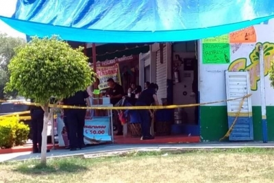 De acuerdo con testigos el hombre acababa de comer en el negocio "Mariscos 7 Mares" cuando un sujeto le disparó por la espalda y a quemarropa.
