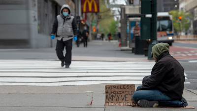 Un sintecho en Nueva York, EE.UU., el 30 de abril de 2020.