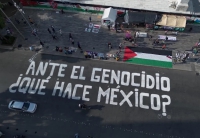 Miembros mexicanos de la Global Sumud Flotilla realizaron una pinta monumental en la calle frente a la sede de la cancillería. Su demanda es que el gobierno del país emprenda una postura más enérgica frente a las acciones de Israel en Gaza.