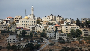Edificios residenciales y comerciales y un minarete cerca de la carretera que va desde la frontera israelí hasta la ciudad cristiana palestina de Taybeh, en Cisjordania. 1 de agosto de 2025.