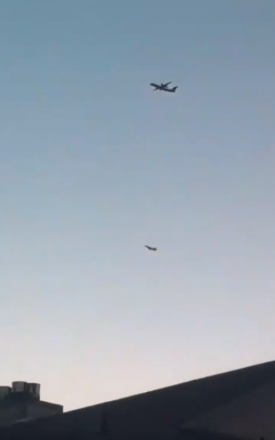 En la imágen se observa a uno de los cazas en pleno vuelo interceptando al avión robado.