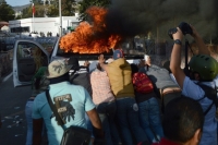 Policía frena a padres y normalistas en Iguala; cuatro heridos