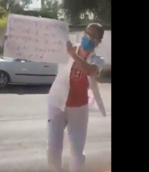 Enfermera protesta y llora frente a negocio con larga fila de clientes buscando cerveza